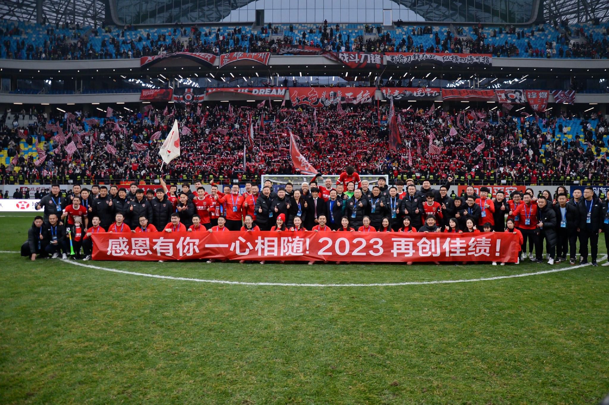 　　　　红与蓝：自由和同等　　　　基耶斯洛夫斯基的红蓝白三部曲将自由、同等、泛爱的主题带进到了泛博不雅影者的世界中，而这三种色彩也几近成了以后的欧美片子的一个视觉主题。